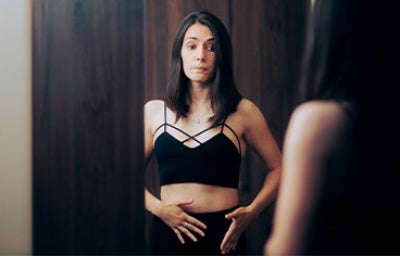 Mujer pensando en cómo deshinchar el estómago