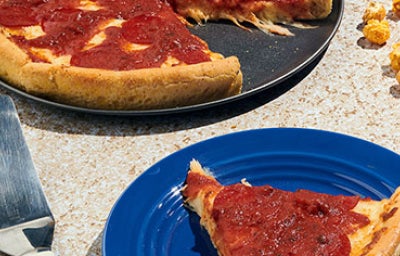 Pizza chicago sobre plato azul.