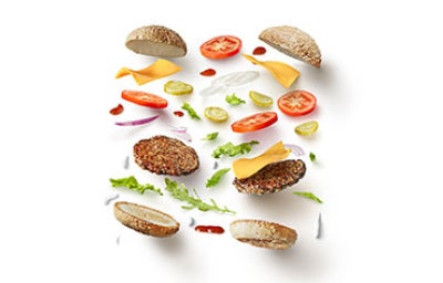 Ingredientes para distintos tipos de hamburguesas flotando