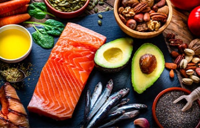 El omega 3 es un ácido graso que puede provenir de varios ingredientes distintos tanto animales como vegetales.