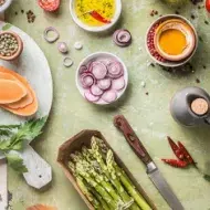 Mesa con vegetales frescos