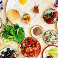 Mesa con diferentes preparaciones de desayuno
