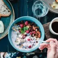 Bowl de frutas, nueces y yogurt, unos de los desayunos fáciles y rápidos