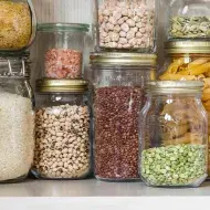 Despensa con frascos llenos de legumbre y cereales 