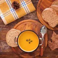 Una de las mejores recetas con zapallo es una crema, acompañada con pan