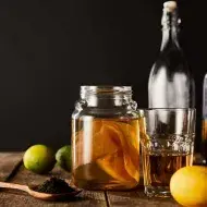 tipos de vinagres en frascos de vidrio
