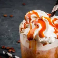 Frapuccino de caramelo con crema batida.