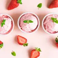 Vaso con helado de fresa
