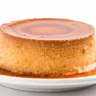Plato con Flan casero cubierto de caramelo