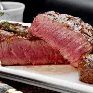 Trozos de carnes maduradas después de ser cocinados.