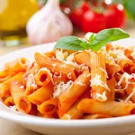 Una pasta con queso parmesano para una cena romántica