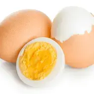 Pela tus huevos duros rápidamente