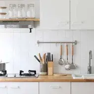 Cocina organizada con porta utensilios