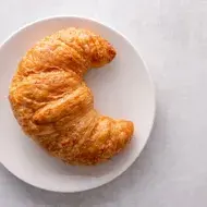 Un croissant clásico, sin relleno.