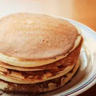 Una pila de hot cakes balanceados.