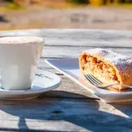 Un strudel de manzana con café.