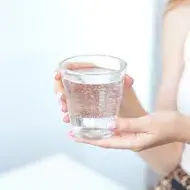 Tomar agua durante el día ayuda a mantener tu organismo hidratado.