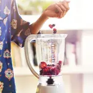 Los smoothies se pueden preparar en una licuadora portátil o tradicional.