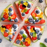 Pizza de frutas con arándanos, también conocidos como moras azules, y sandía.