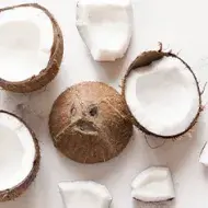 El coco tiene la pulpa blanca y agua en su interior.