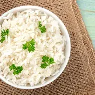 Al hacer arroz se pueden añadir hierbas aromáticas, como cilantro o perejil.