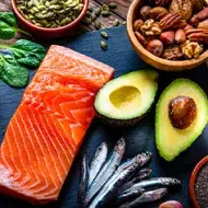 Proteínas, vegetales, nueces y semillas porciones de alimentos  