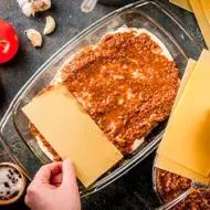 La salsa bechamel se usa con frecuencia para preparar lasañas.