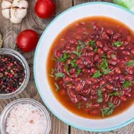  Plato con frijoles, uno de los alimentos enlatados más comunes.