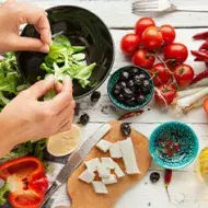 Aceite de oliva, queso, frutas cítricas y tomates para una ensalada griega, una comida mediterránea. 