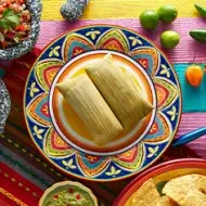 Tamales sobre una mesa, un plato común en los libros de cocina de América Latina.