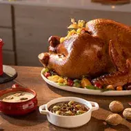 Mesa con pavo y comida típica navideña de la región 