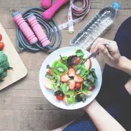 Plato de ensalada menú para comer antes de hacer ejercicio