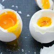 Dos huevos cocidos, una forma de hacerlos con la que se puede jugar con la yema. 