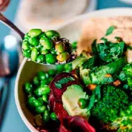 Bowl vegetarino con hummus, edamames y brócoli.