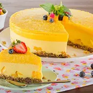 Una mousse de mango decorada con otras frutas, un postre delicioso.