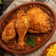 Plato de receta de pollo en salsa con ensalada y arroz