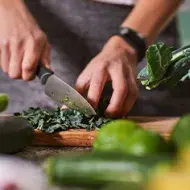 Cuchillo de cerámica cortando verduras
