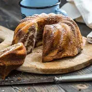 Pastel estilo Bundt cake marmolado decorado con azúcar glass 