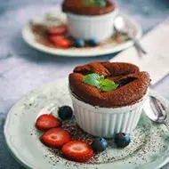Soufflé de chocolate con fresas y mora azules