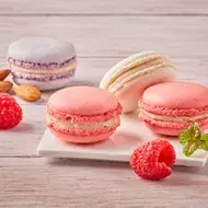Cuatro macarons de colores 