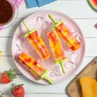  Paletas de hielo con trozos de fruta 