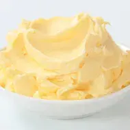  Mantequilla clarificada ghee en un tazón blanco