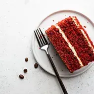 Rebanada de torta Red Velvet en un plato 