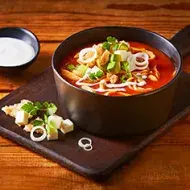 Consome con aguacate, tomate y cebolla en olla multifuncional