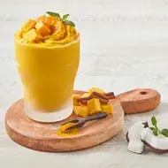 Leche dorada con endulzante de coco y fruta, una bebida tradicional de la India. 