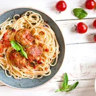 Espagueti con una salsa boloñesa italiana y albóndigas con unas hojitas de albahaca