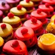 Macarons de colores clásicos de la repostería francesa.