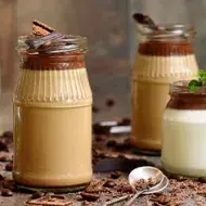 Tres tipos de mousse en vaso con una cuchara y chocolate espolvoreado.