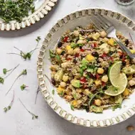 Ensalada de quinoa, limón y maíz, un plato frío en un fondo blanco