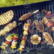 Parrilla con vegetales y brochetas de kebabs